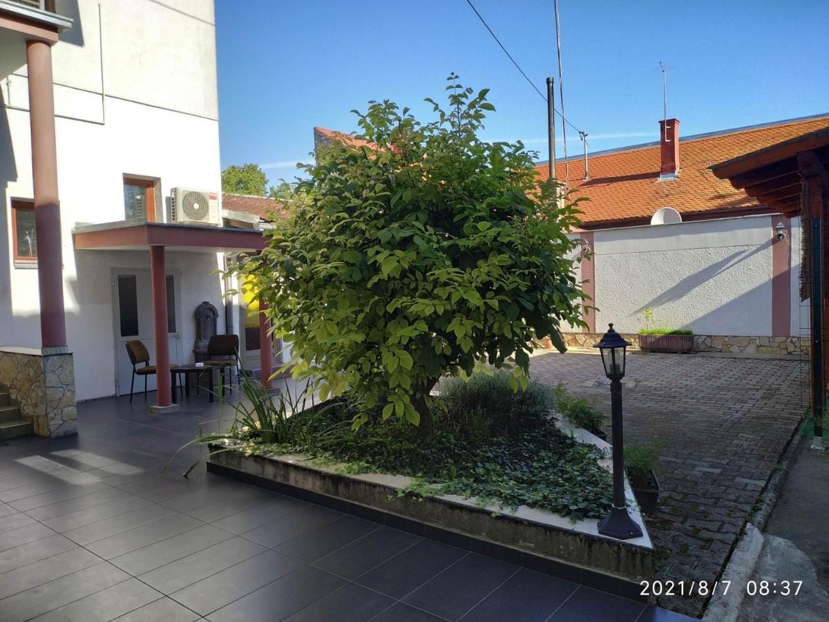 Apartman Tia Osijek Exteriör bild